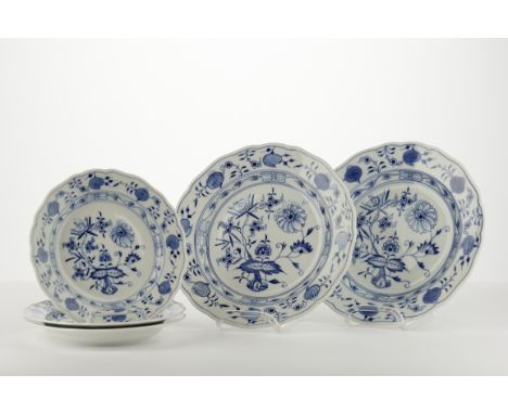 5 Teller, Meissen, Schwertermarke, 3. Wahl, Zwiebelmuster, 3x ø 20 cm, 2x ø 25 cm