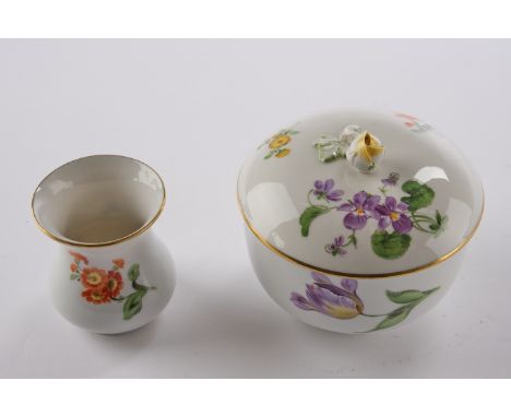 Kleine Vase, Zuckerdose, Meissen, Schwertermarke, 2. Wahl, Blume 2, Goldrand, 6.3-9.5 cm hoch, Deckelknospe mit minimalem Chi