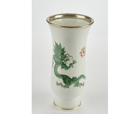 Vase, Meissen, Schwertermarke, 1. Wahl, Mingdrache, ohne Kante, grün, Goldlinien, montierter Silberrand, Silber 800, 24 cm ho