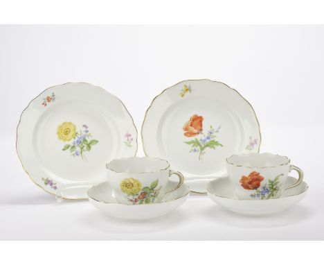 Paar Kaffeegedecke, Meissen, Schwertermarke, 1. Wahl, Blume 2, bunt, Goldrand, ø 18 cm