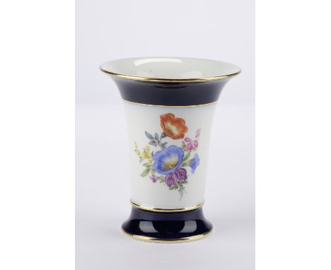 Vase, Meissen, Schwertermarke, 1. Wahl, Trompetenform, königsblau und weiß, bunte Blumen, Goldzier, 13.8 cm hoch