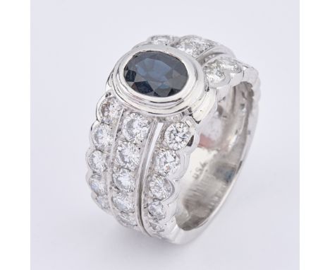 Ring, WG 750, Saphir ca. 2.0 ct., 44 Brillanten ca. 0.09 - 0.15 ct., zus. ca. 5.0 ct., etwa si-p1, ca. 13.8 g, RM 21