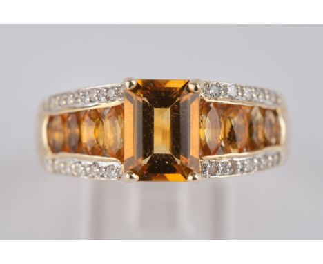 Ring, GG 585. 1 Citrin im Smaragdschliff, 8 Citrine im Ovalschliff, 20 kleine Diamanten zus. ca. 0.12 ct., ca. 3.5 g, RM 18