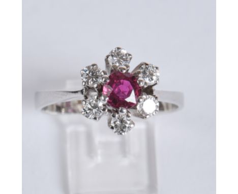 Ring, WG 585, 1 runder facettierter Rubin ca. 5.1 mm, 6 Diamanten zus. ca. 0.60 ct., etwa w/si, Brillantschliff, 3.73 g, RM 1
