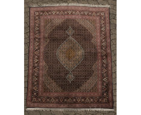 Täbriz, Iran, feine Knüpfung, Medaillon umrahmt in Seide, ca. 2.03 x 1.48 m
