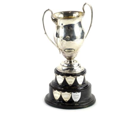 A George V silver two handled trophy, engraved The Lidgett Challenge Cup, London 1923, 7oz, on an ebonised wooden plinth, eng