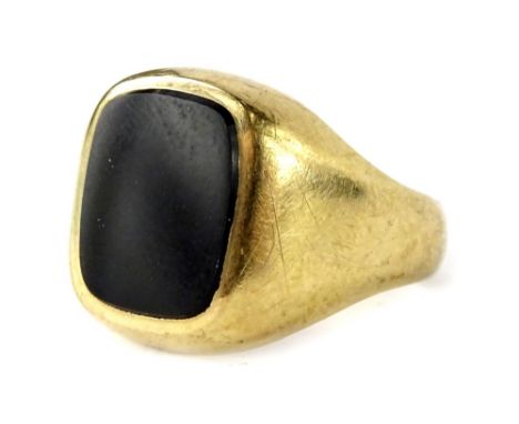 A 9ct gold gent's signet ring, set with square black agate, maker's mark J.H, 5g all in. 