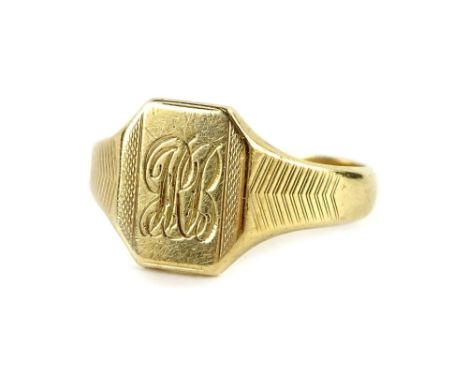 A late 20thC 9ct gold gent's signet ring, with octagonal shield ring head, bearing the initials RB, with arrow design etched 