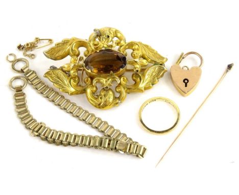 A small selection of jewellery, to include an 18ct gold plain wedding band, 2.5g, Victorian gilt metal brooch, with central c