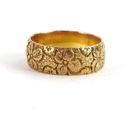 A 9ct gold floral wedding band, ring size P, 4.7g,