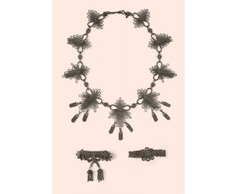 Stahldraht. Collier mit neun großen Blüten, sieben davon mit einem bis vier Quastenanhängern, zehn kleine Zwischenrosetten, a