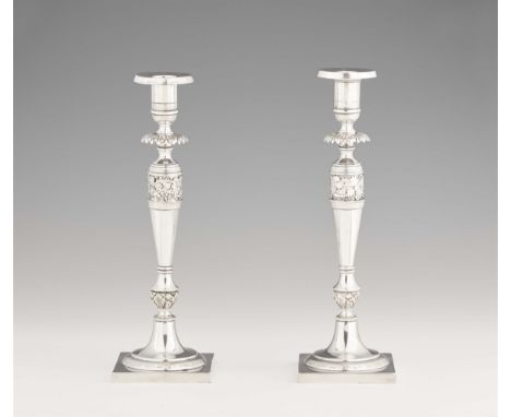 Silber. Auf quadratischem Fuß gebauchter Balusterschaft mit reliefiertem Weinlaubfries und zylindrischer Tülle. Marken: BZ Be