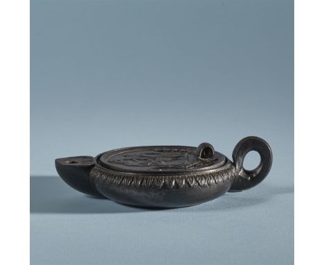 Eisenguss, schwarz patiniert. Auf dem Deckel ein klassizistisches Relief. Auf dem Boden graviert "Hor:". H 3,4, B 12,7 cm.Böh