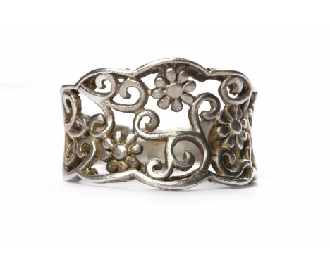 SILVER FLOWER MOTIF RING
openwork and with floral motifs, size R, 5.3g