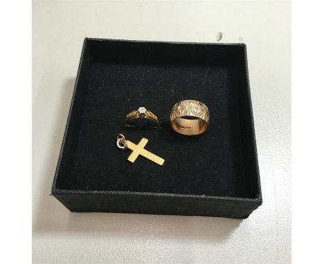 Selection of Gold jewellery 18ct Gold ring 2.7 g 9ct Gold ring 5.8g 9ct Gold cross 1g 