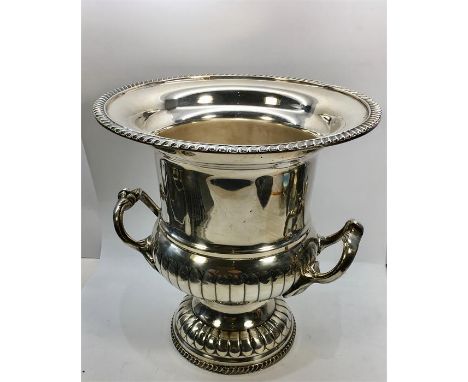 Vintage Sheffield Silver Plated Ice Champagne Bucket measure approx 10.5 ins tall in good condition 