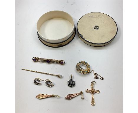 Collection of Antique and Vintage Gold Jewellery includes 15ct hallmarked brooch 9ct Gold hallmarked earrings cross & stick p