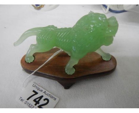 A figure of a lion, possibly Jade, (chip to one ear).