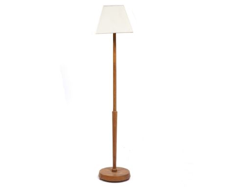 A TURNED TEAK MID 20TH CENTURY COTSWOLD SCHOOL LAMP STANDARD with circular base, 30cm diameter x 158cm high including the sha