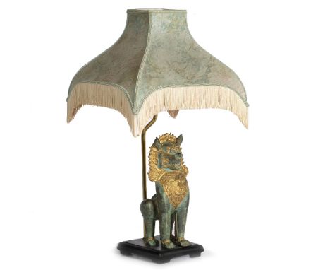 A 20TH CENTURY BRONZED SCULPTURAL TEMPLE DOG LAMP with a marble effect shade, overall measurements including the shade 58cm h