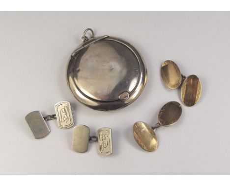 COMPACT ETC.A silver powder compact, Birmingham 1919 & two pairs of cufflinks in silver & silver gilt.