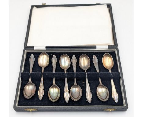 Cased set of eight silver tea spoons, Cooper Brothers & Sons Ltd, Sheffield 1962Weight - 104.71g