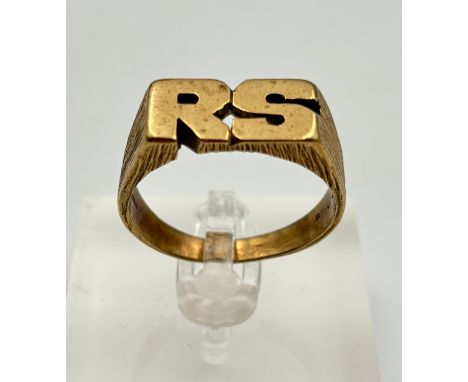 9ct Gold gents initial ring Size - V/WWeight - 8.10g