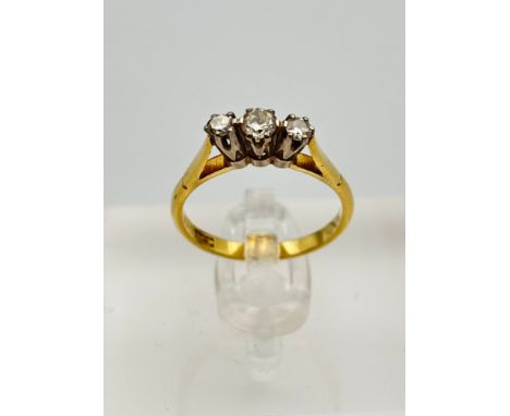 18ct Gold ladies diamond three stone ring Size - IWeight - 2.11g
