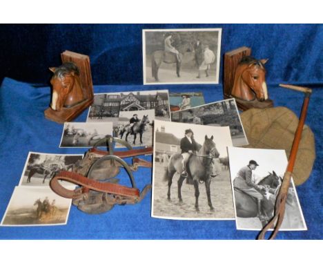 Ephemera Sporting, a quantity of vintage horse related items to include a hunting crop, a pair of spurs and a tweed cap, hors