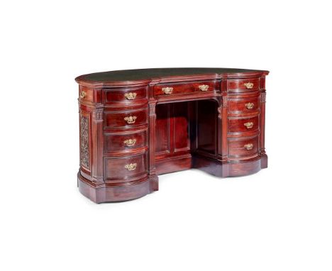 FINE CHIPPENDALE STYLE MAHOGANY KIDNEY-SHAPED KNEEHOLE DESK, HAMPTON &amp; SONS LATE 19TH CENTURY of freestanding form, the r