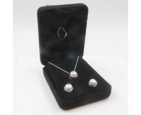 925 silver and pearl necklace and earrings set, boxed. UK P&amp;P Group 0 (£6+VAT for the first lot and £1+VAT for subsequent