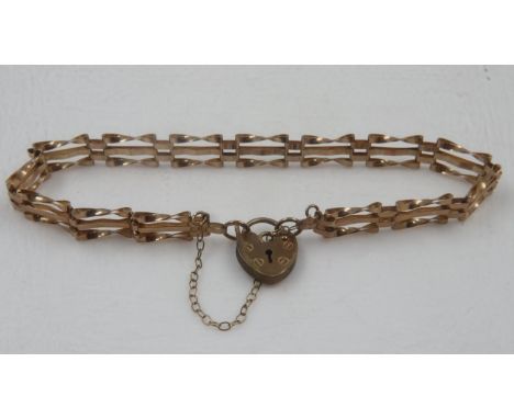 9ct gold gate-link bracelet with padlock clasp, closed L: 85mm, 3.7g. UK P&amp;P Group 0 (£6+VAT for the first lot and £1+VAT