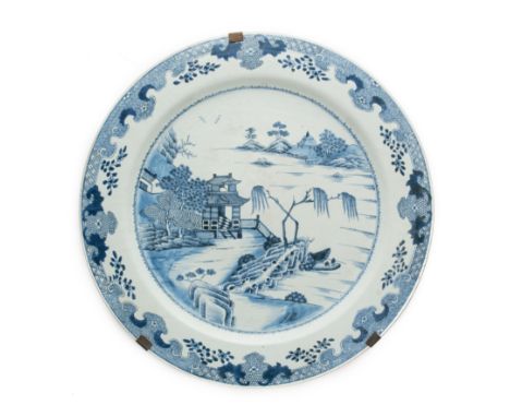 A LARGE CHINESE BLUE AND WHITE CHARGER, QING DYNASTRY, LATE 18TH CENTURY painted to the interior with a river landscape medal