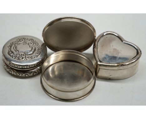 George V silver trinket box in the shape of a heart with gilt interior by James Deakin &amp; Son, Chester, 1915, Victorian si