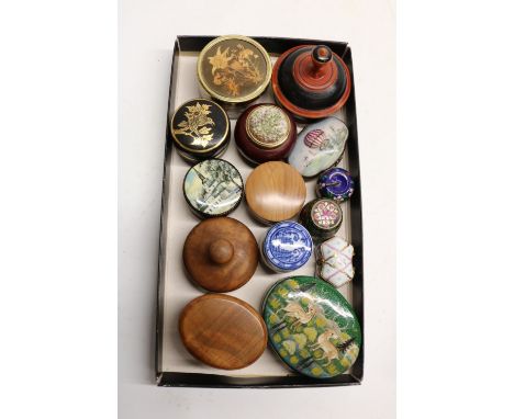 Collection of decorative trinket and pill boxes to include two cloisonne pill boxes, ceramic pill box painted with a hot air 