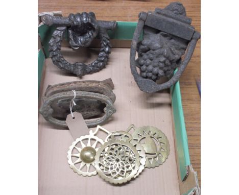 Two Victorian iron door knockers cast as a bunch of grapes and rod in hand, another door knocker and four horse brasses H19cm