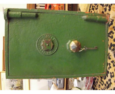 Vintage safe with key - Very heavy - 50cm high