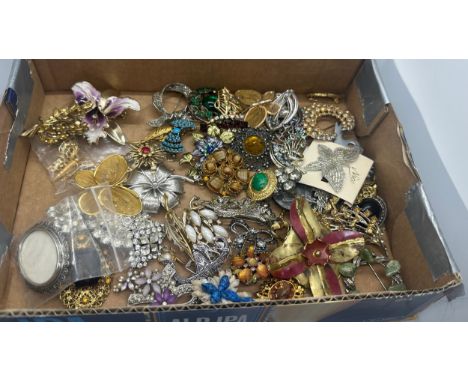 Large selection of vintage and later costume jewellery 