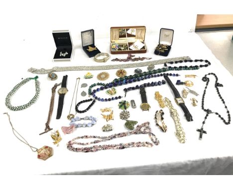 Quantity of vintage costume jewellery 