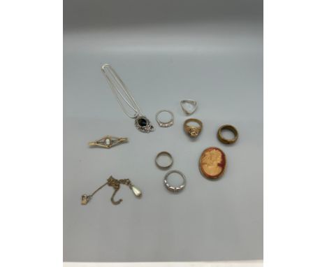 Selection of vintage and later silver and costume jewellery 