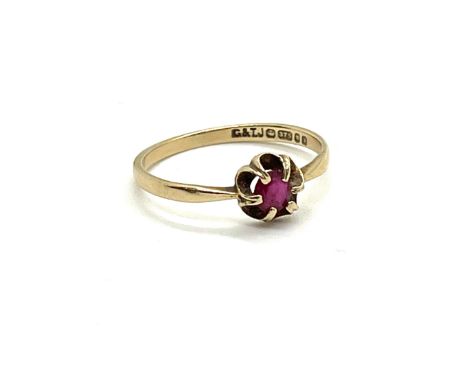 9ct gold ruby stone set ring, ring size M, overall weight 1.1g 