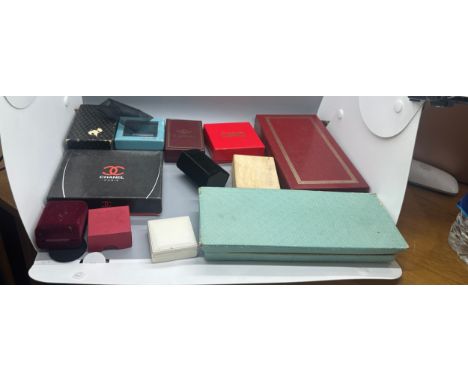 Large selection of vintage and later empty jewellery boxes 