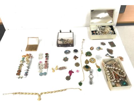 Quantity of vintage costume jewellery 