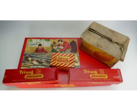 TRI-ANG Electric Model Railroad Train Set RS.11 Box and set in excellent condition with original oil, labels and instruction 