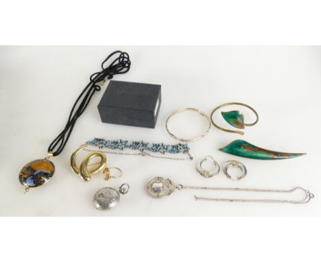 A collection of costume jewellery including silver cufflinks set, silver snooker medal and chain, silver sovereign case, 9ct 