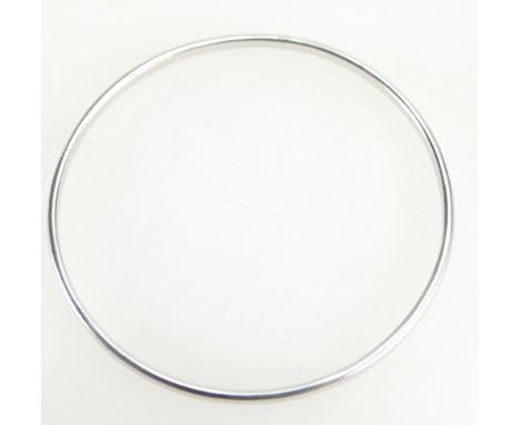 9ct white gold hallmarked bangle. Weight 12.7 grams.