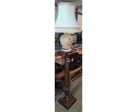 VICTORIAN MAHOGANY COLUMNED TORGEIR, POTTERY TABLE LAMP WITH SHADE