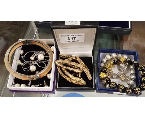QUANTITY OF VARIOUS COSTUME JEWELLERY , SILVER NECKCHAIN, IMITATION PEARL EARRINGS, BANGLE, GILT NECKLACE, ETC