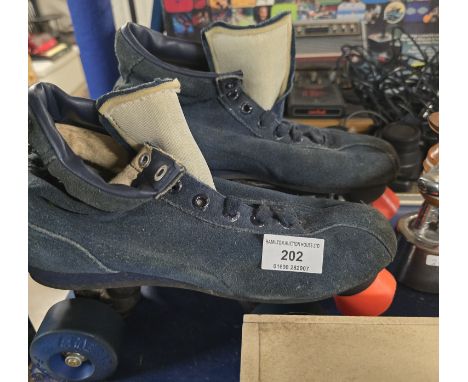 PAIR OF VINTAGE ROLLER SKATES CALIFORNIA SUN, MASH ROBOT MODEL