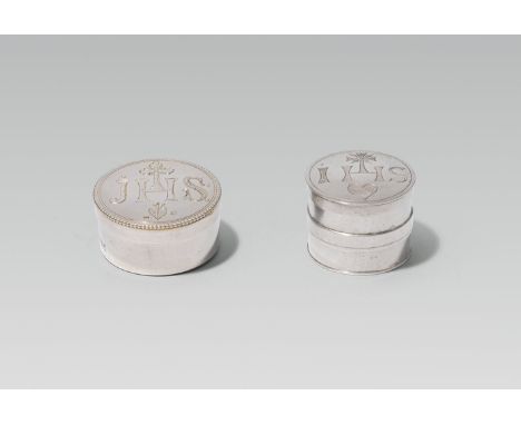Zwei HostiendosenWien, 19./20. Jh.Silber, innen vergoldet; beide Dosen auf dem Deckel mit Christusmonogramm "IHS", eine Dose 
